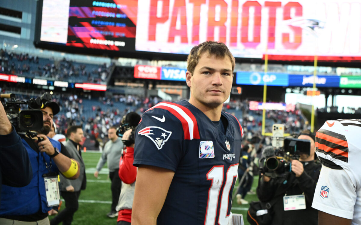 Prêmios da NFL 2025 Drake Maye Cover Novembro: Cleveland Browns at New England Patriots