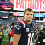 Prêmios da NFL 2025 Drake Maye Cover Novembro: Cleveland Browns at New England Patriots