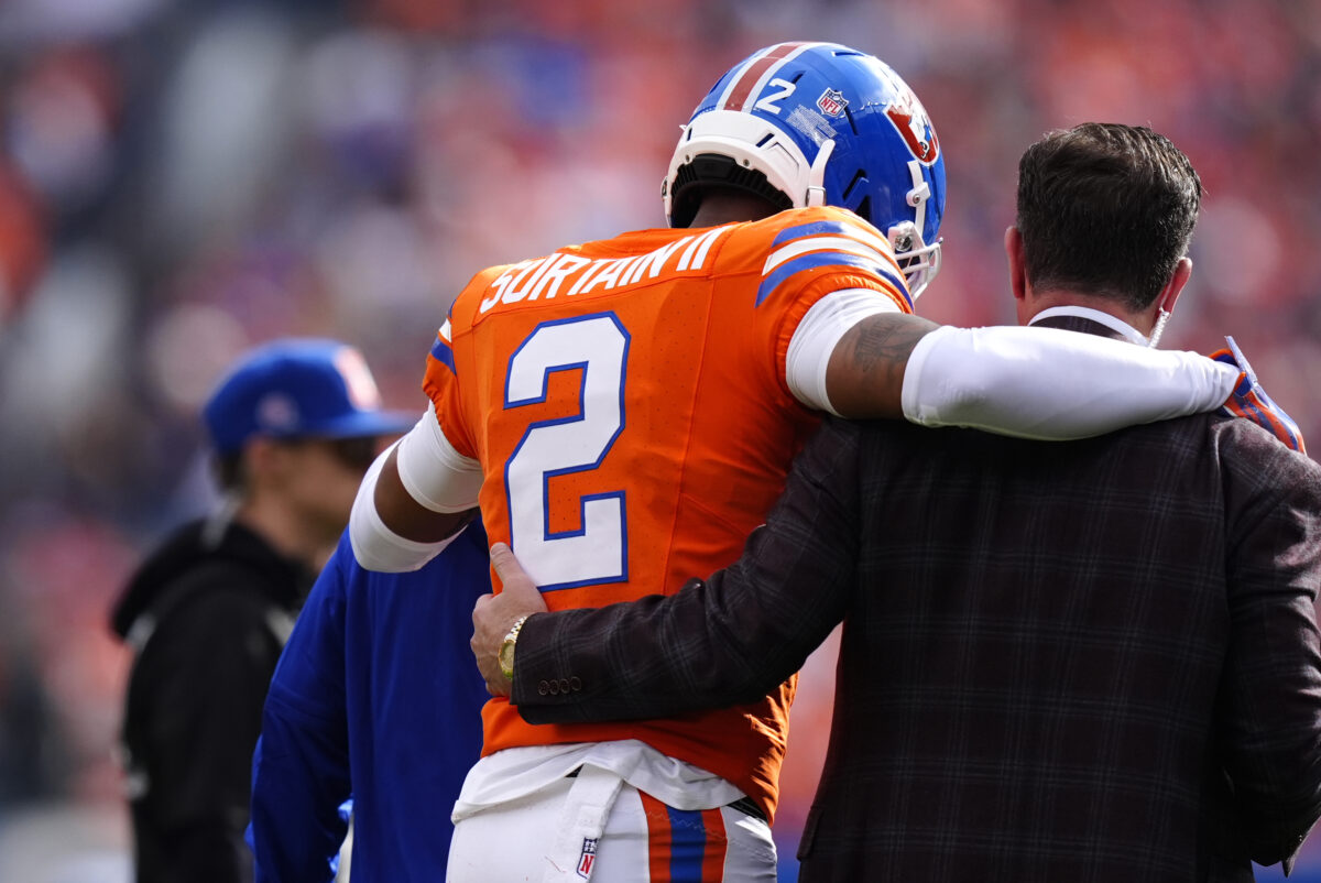 Pat Surtain II deve desfalcar os Broncos por até seis semanas após lesão no peitoral. Perda importante para a defesa de Denver.