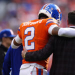 Pat Surtain II deve desfalcar os Broncos por até seis semanas após lesão no peitoral. Perda importante para a defesa de Denver.
