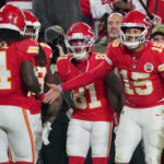 Playoffs da NFL Oct 27, 2025; Kansas City, Missouri, USA; Kansas City Chiefs wide receiver Rashee Rice (4) celebrates after scoring a touchdown against the Washington Commanders with quarterback Patrick Mahomes (15) during the fourth quarter of the game at GEHA Field at Arrowhead Stadium. Mandatory Credit: Denny Medley-Imagn Images