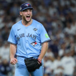 Onde assistir Oct 29, 2025; Los Angeles, California, USA; Toronto Blue Jays pitcher Trey Yesavage (39) celebrates after a double play during the seventh inning against the Los Angeles Dodgers during game five of the 2025 MLB World Series at Dodger Stadium. Mandatory Credit: Kiyoshi Mio-Imagn Images