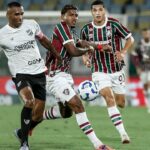 Com Serna ao fundo, Marlon e John Kennedy disputam a a bola em Fluminense x Ceará - Brasileirão, 29/10/2025