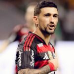 Meia uruguaio De Arrascaeta em campo pelo Flamengo