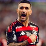 Arrascaeta em campo pelo Flamengo - meia terminou o Brasileirão 2025 como maior assistente