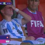 Montoro, jogador do Botafogo, chorando no banco de reservas em Argentina x Nigéria - Copa do Mundo Sub-20, 08/10/2025