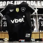 Camisa preta do Botafogo no vestiário da equipe