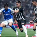 Kaio Jorge e Ivan Román em disputa de bola em Atlético-MG e Cruzeiro - Brasileirão, 15/10/2025