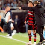 Carrascal recebendo instruções de Filipe Luís em Racing x Flamengo - Libertadores, 29/10/2025