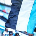 Bandeira com as cores do Grêmio na torcida na Arena