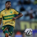 Lateral-direito Mateusinho, em campo pelo Cuiabá, alvo do Cruzeiro no mercado da bola