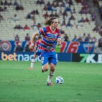 Zagueiro David Luiz em campo pelo Fortaleza