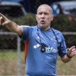 Técnico Leonardo Jardim em treino do Cruzeiro