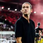 Técnico do Filipe Luís na beira do campo em jogo do Flamengo