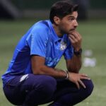 Técnico do Palmeiras, Abel Ferreira, agachado na beira do campo