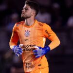 Goleiro Felipe Longo em partida do Corinthians