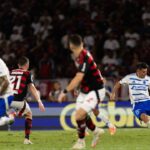 Lance de Flamengo e Cruzeiro, no Maracanã, pelo Brasileirão - 02/10/2025