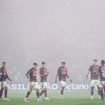 Jogadores do Flamengo se preparando para o jogo contra o Cruzeiro, realizado na última quinta-feira, 02/10/2025, pelo Brasileirão