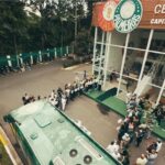 Funcionários do Palmeiras apoiando o elenco antes da semifinal decisiva contra a LDU, pela Libertadores