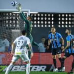 Goleiro Gabriel Grando em Santos 1 x 1 Grêmio - Brasileirão, 03/10/2025