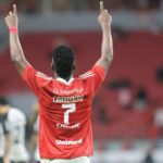 Atacante Carbonero, do Internacional, comemorando seu gol contra o Corinthians, pelo Brasileirão, em 01/10/2025