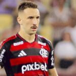 Zagueiro Léo Ortiz em campo pelo Flamengo