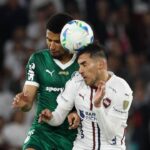 Zagueiro Murilo, do Palmeiras, disputando bola no alto com jogador da LDU - Libertadores, 23/10/2025