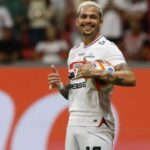 Luciano em campo com a camisa do São Paulo