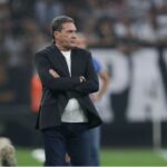 Vanderlei Luxemburgo na beira do campo pelo Corinthians