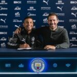 Savinho, atacante do Manchester City, na foto oficial da renovação de contrato