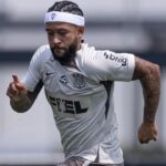 Atacante Memphis Depay em treino do Corinthians