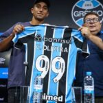 Cristian Olivera ao lado do vice de futebol Alexandre Rossato quando foi apresentado no Grêmio