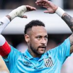 Neymar em campo pelo Santos com a terceira camisa do clube, na cor azul