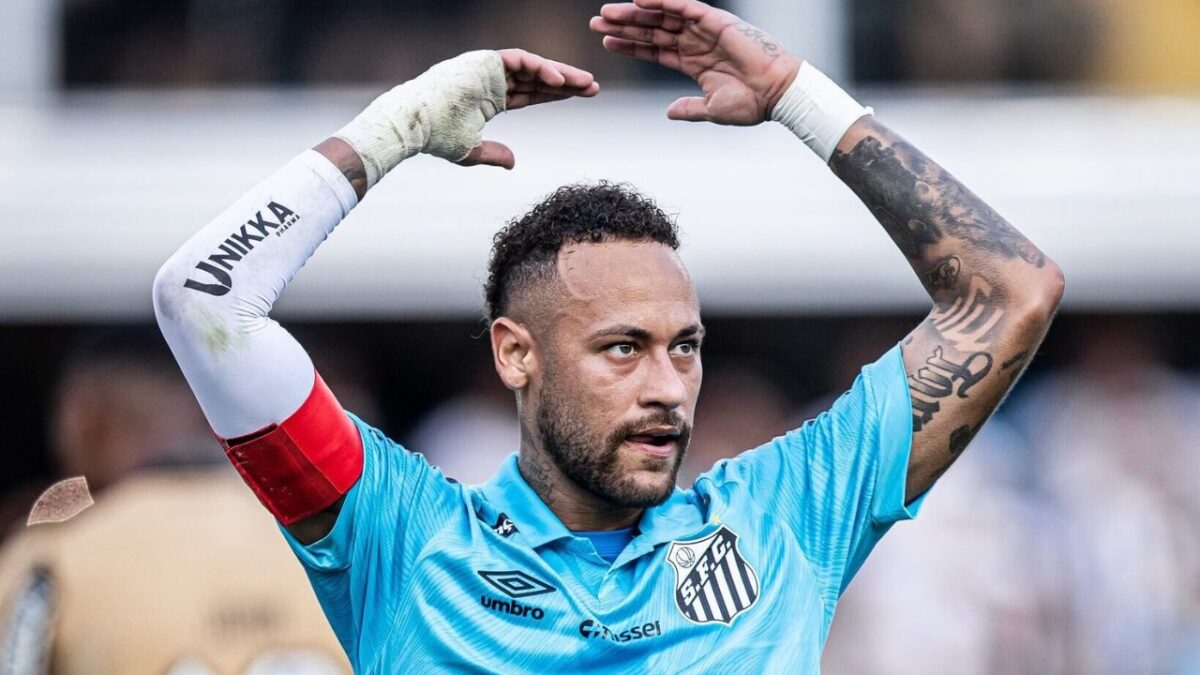 Neymar antes de jogo pelo Santos, de camisa azul e braçadeira de capitão vermelha