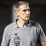 Técnico argentino Vojvoda em jogo do Santos - o clube paulista está enfrentando dificuldades na negociação pelo zagueiro Di Cesare, do Racing, da Argentina