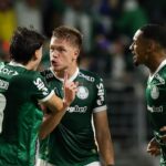 Bruno Fuchs comemorando seu gol junto de Maurício e Allan em Palmeiras x LDU - Libertadores, 30/10/2025