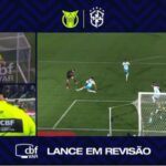 Lance do pênalti marcado para o Bragantino em jogo contra o Grêmio - Brasileirão, 04/10/2025