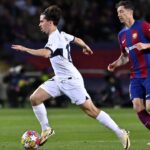 Vitinha, do PSG, e Lewandowski, do Barcelona em campo