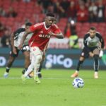 Carbonero cobrando pênalti em Internacional 1 x 1 Corinthians - Brasileirão 2025