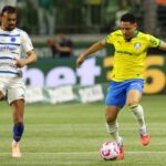 O centroavante Vitor Roque com a bola, contra a marcação do zagueiro Fabrício Bruno - Palmeiras x Cruzeiro, Brasileirão, 26/10/2025