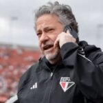 Presidente do São Paulo, Julio Casares, ao telefone