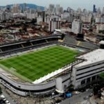 Estádio do Santos, Vila Belmiro, em imagem panorâmica que também também a cidade de Santos