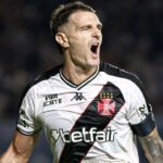 Centroavante argentino Vegetti em campo pelo Vasco