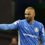 Goleiro Weverton em campo pelo Palmeiras