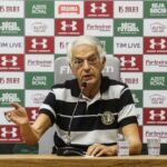 Celso Barros em coletiva de imprensa pelo Fluminense