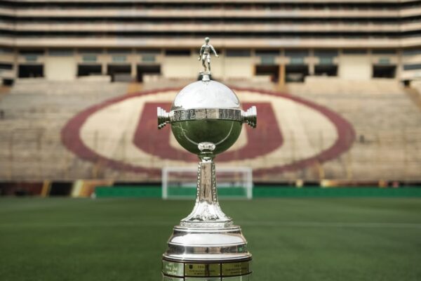 Futebol pelo mundo: Confira os jogos que terão transmissão AO VIVO neste sábado (29)