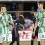 Marc Bartra (esquerda) com a camisa do Real Betis - o zagueiro é o capitão da equipe e elogiou o atacante brasileiro Antony, ex-São Paulo, em entrevista