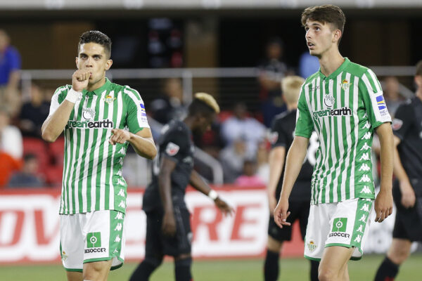 Marc Bartra (esquerda) com a camisa do Real Betis - o zagueiro &eacute; o capit&atilde;o da equipe e elogiou o atacante brasileiro Antony, ex-S&atilde;o Paulo, em entrevista