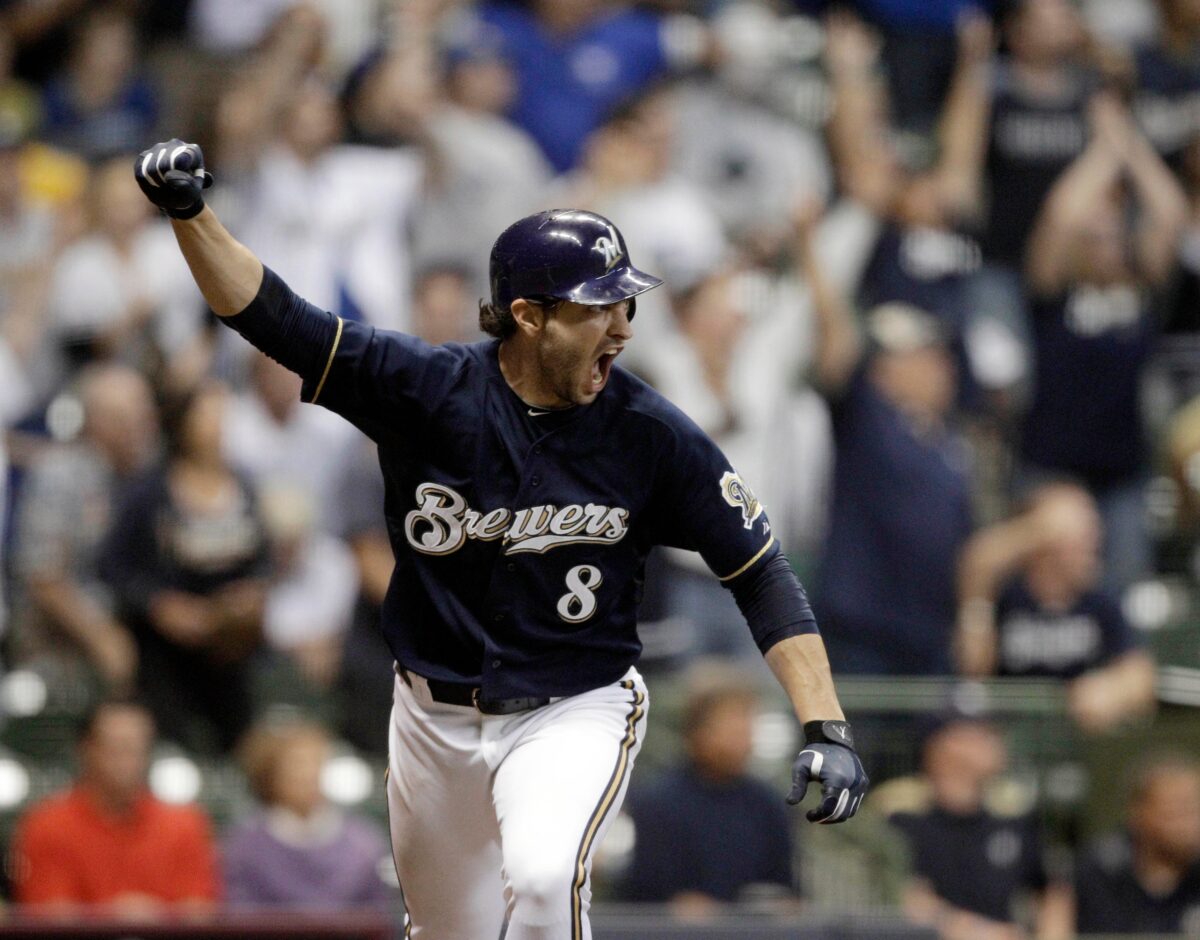 Hall da Fama da MLB 2011: Milwaukee Brewer Ryan Braun celebrates after hitting a game-winning home run during the 11th inning of a baseball game against the Colorado Rockies, in Milwaukee. Braun won the National League MVP Award.