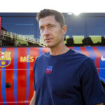 Lewandowski com a camisa do Barcelona, com Raphinha ao fundo